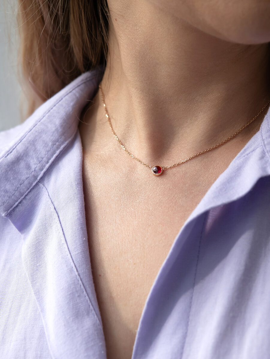 Золотое колье с красным гранатом