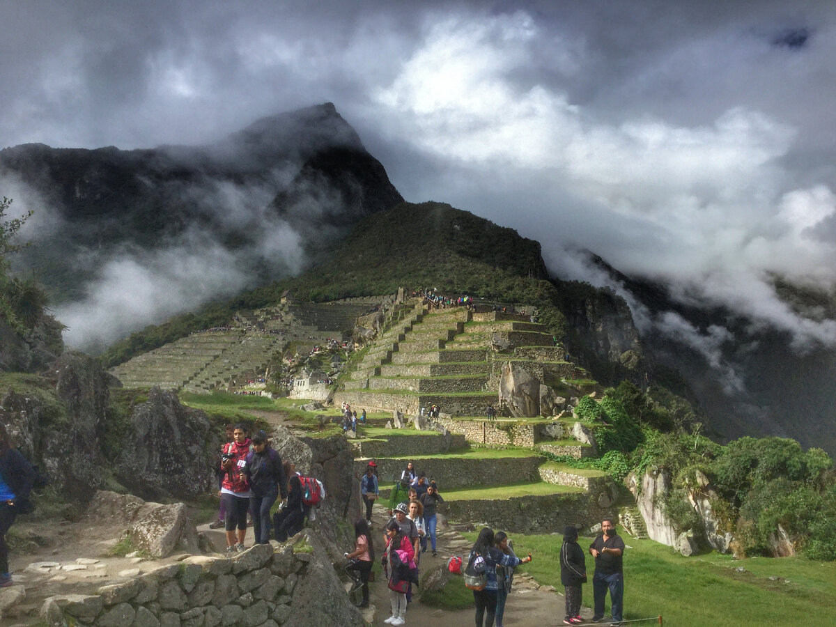 Ранним утром уже гуляют туристы. Фото моё, снова.