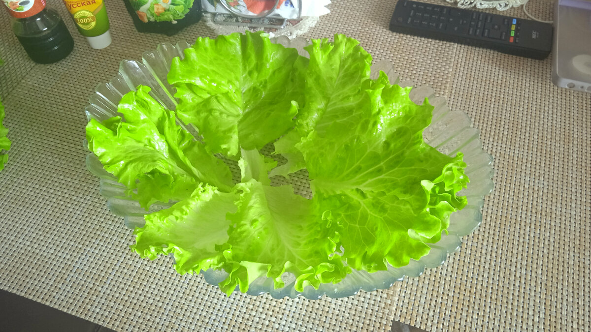 Красиво выкладываем листья салата в большую миску.
