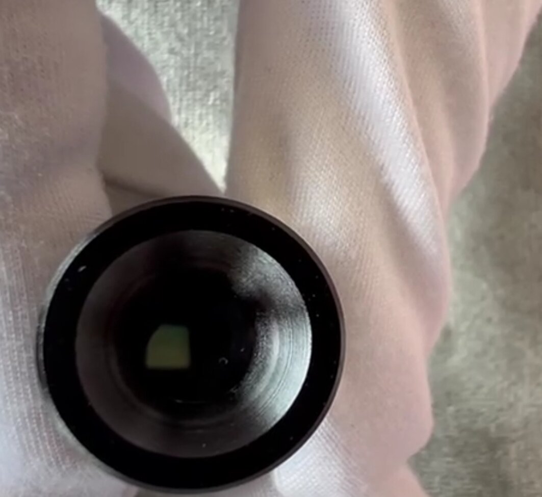 Камера конечно, с трудом передает показания дихроскопа, но если присмотреться можно заметить зеленое и желтое окошки внутри окуляра. Это говорит о выраженном свойстве дихроизма