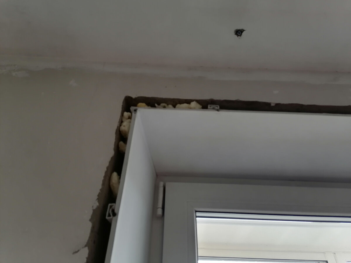 А вы снимаете обналичку прежде чем обои клеить?