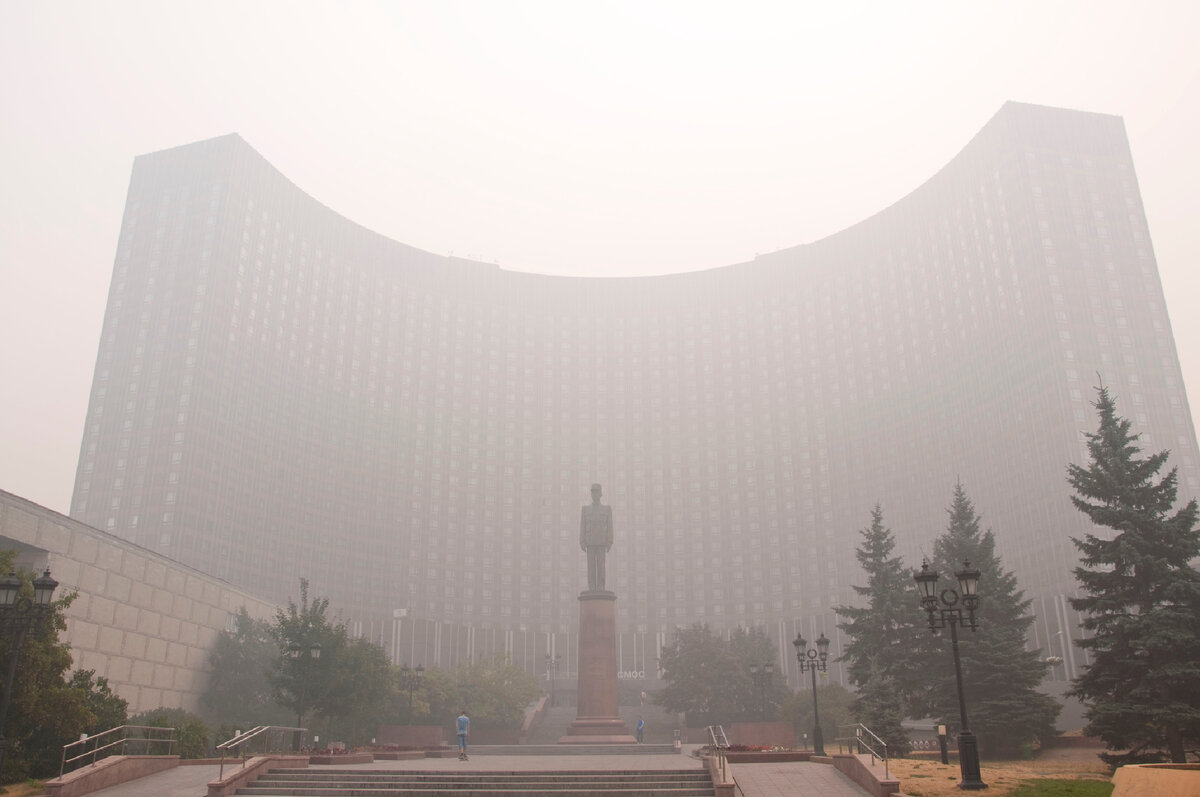 Гостиница «Космос» и памятник Шарлю де Голлю