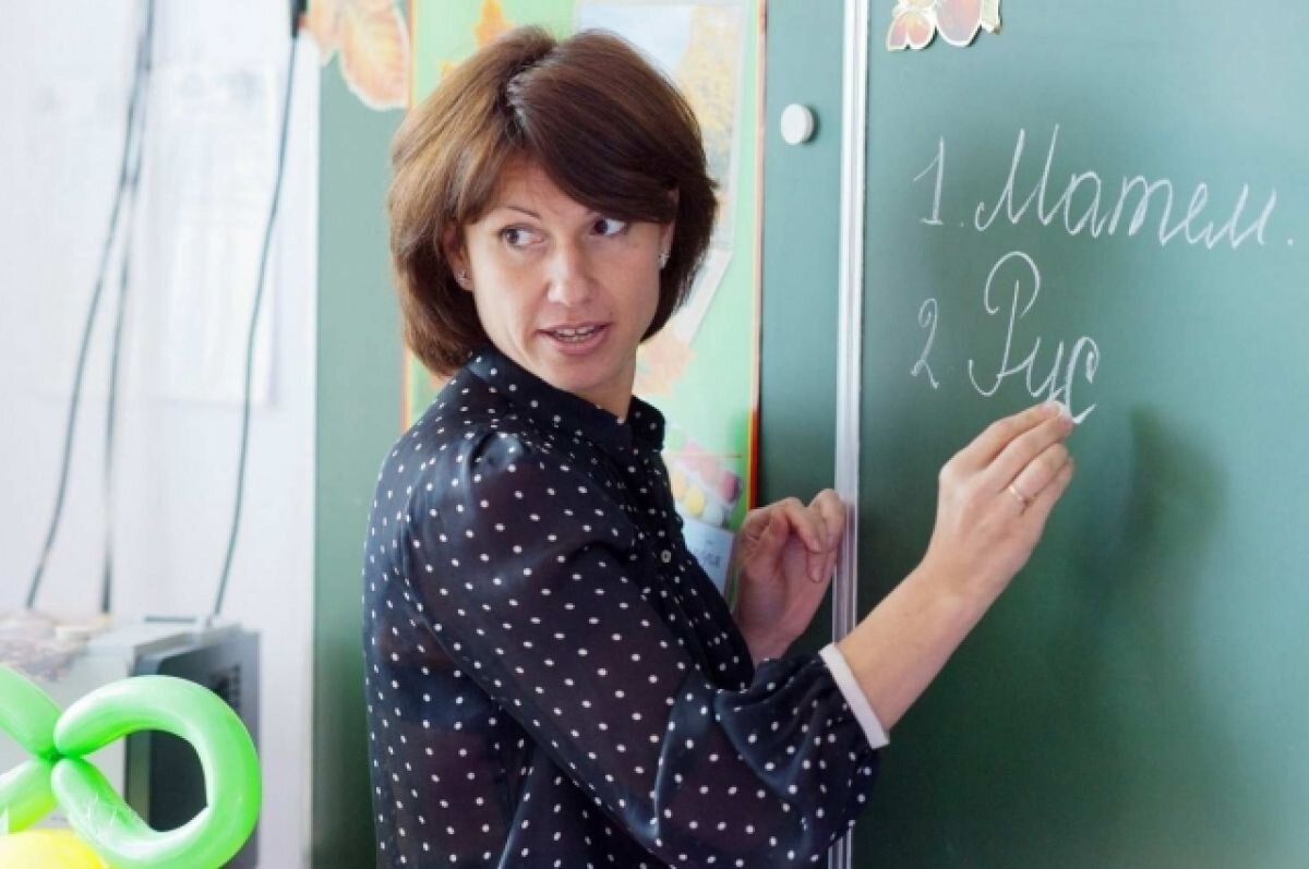    Свердловские власти регулярно вводят новые меры поддержки учителей.