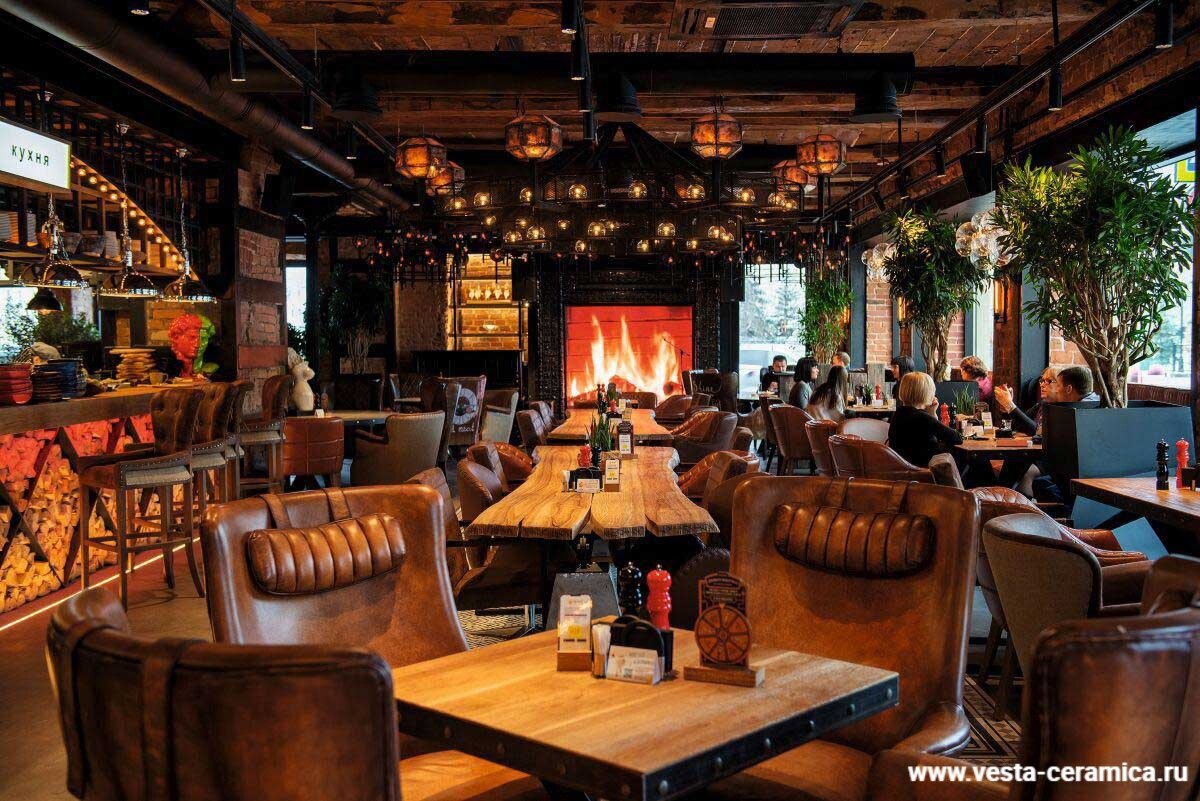 Изразцовый камин в интерьере ресторана, г. Самара. Производство изразцов - мастерская "Веста-керамика".
