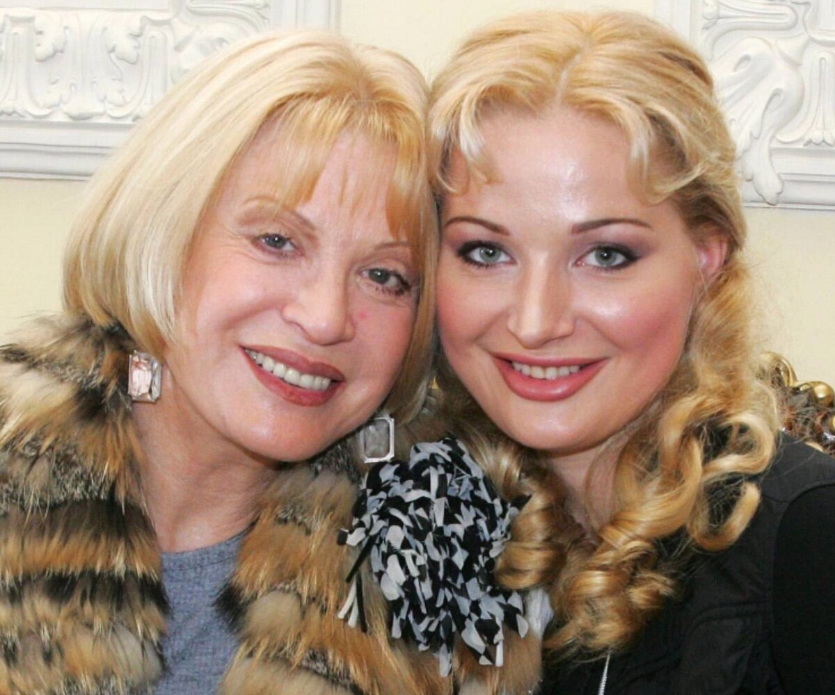     «Я на Украине с ребенком. Вся семья меня ненавидит»: Мария Максакова пожаловалась на мать и взрослых детей