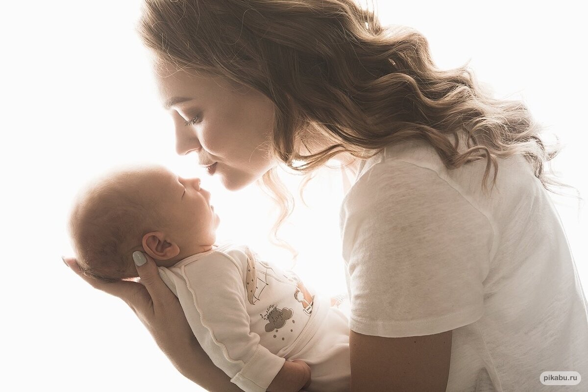 Сегодня, когда культ "хорошей" матери доведен до небывалых высот, все чаще родители сталкиваются с эмоциональным (родительским) выгоранием. 
Конечно сложно быть одновременно поваром, прачкой, медсестрой, аниматором, сказочником, охранником, любящей мамой и женой, когда воспитание ребенка находится по пристальным взглядом "диванных критиков", "проживших жизнь специалистов" и "супер-мам" из инстаграма.

Первую стадию выгорания обычно родители не замечают, "эйфорическая стадия", так как вы ощущаете небывалый прилив сил, кажется, что вы справитесь с любыми трудностями, несмотря на то, что уже отказались от привычного круга общения и отдыха, сузили жизнь только до родительских обязанностей.

Вторая стадия начинается, когда эмоции притупляются, потихоньку пропадает радость материнства. Появляется раздражение, в том числе и по отношению к детям. Возникает ощущение, что ты робот, созданный для ухода за детьми и домашних дел.

Третья стадия проявляется в отчуждение от людей. У мамы появляются срывы на окружающих, ее мучают чувство вины, снижается самооценка.


Истощение и глубокое выгорание - началась четвертая стадия. Появляется апатия, чувство безразличия, обида на весь мир, который "не ценит усилий". Может возникнуть попытки снять эмоциональное напряжение, например,  перееданием. 
Как же не допустить эмоционального выгорания? Несколько советов "уставшей маме":


1. Учитесь принимать помощь и позволять себе отдых. Это не делает вас плохой мамой. А вот неразумный отказ от удовлетворения базовых человеческих потребностей вред ребенку наносит точно: выгоревшая мама токсична. Не бойтесь просить помощи.


2. Не сравнивайте. Да, кто-то справляется лучше, кто-то хуже. У каждой мамы свой путь, свой ребенок, вы никогда не узнаете, что ощущает "идеальная" мама за пределами инстаграма.


3. Чередуйте планирование с бездельем. Часто мам преследует ощущение собственной никчемности: "Я ничего не делаю и так сильно устаю". Бороться с этим помогает присваивание достижений. Планируйте все домашние дела в ежедневнике.


Приготовить обед, отмыть ванную, три раза покормить детей, поиграть с ними в развивающую игру. И ставьте плюсы, как только выполните очередную задачу. Это усилит выработку дофамина – "гормона вознаграждения", который выделяется, когда вы признаете какое-то дело успешным.


А если добавить в перечень парочку небольших (это важно!) дел типа "прочитать десять страниц книги" или "начать смотреть обучающее видео по дизайну", то вы можете почувствовать, что ваша жизнь становится гораздо более наполненной.


Важно не перестараться с планированием, для этого чередуйте его со свободными, спонтанными днями. Вас не сделают плохой мамой невымытый до блеска пол или грязная тарелка. Не старайтесь быть идеальной мамой для окружающих, следуйте своим внутренним желаниям.


Еще больше информации о развитии детей, интересные факты и полезные советы в нашем телеграмм канале Ваш Ребенок.