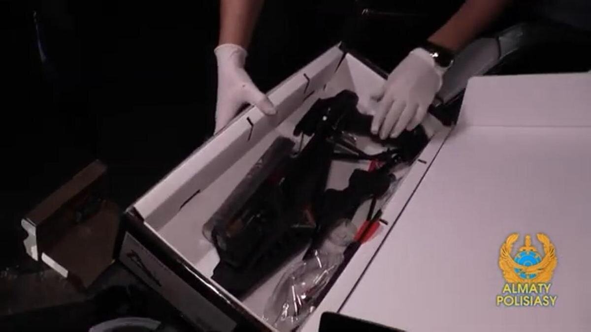    Изъятый арбалет в коробке:polisia.kz