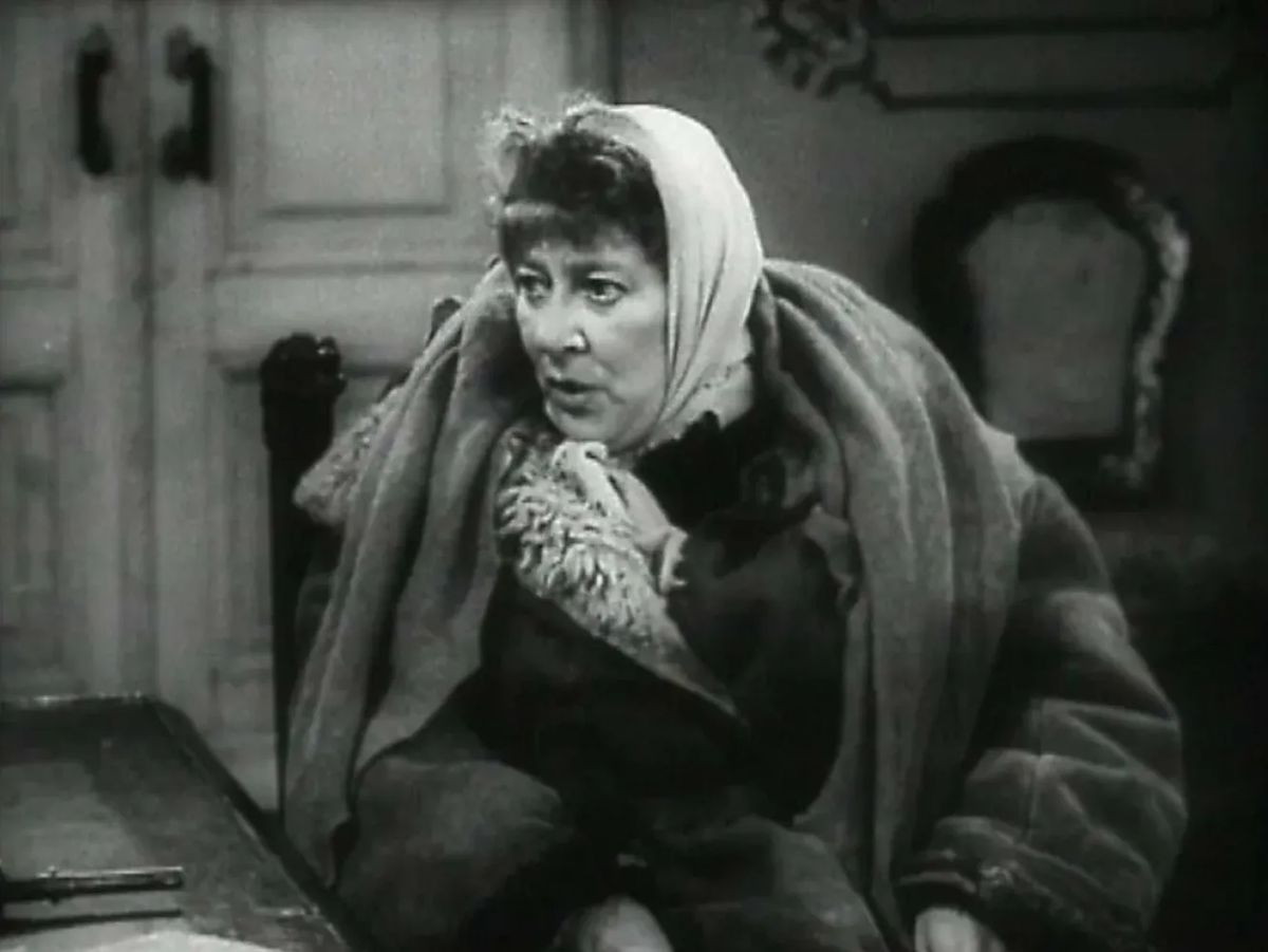 Фаина Раневская в роли Маньки-спекулянтки в спектакле "Шторм"