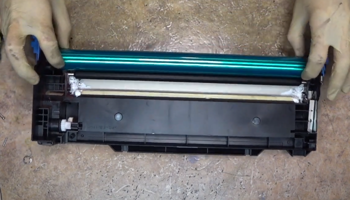 Фото 79. Сухой тряпкой убираем с кромки дозирующего лезвия закоксованный тонер
