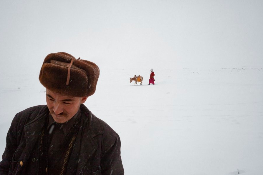 32-летний Хаджи Рушан-хан ждет свою жену, которая в жгучий мороз несет воду. Хаджи стал преемником своего покойного отца Абдурашид-хана и вождем примерно 1100 киргизских кочевников, живущих в Ваханском коридоре Афганистана. Фотографии: Мэтью Пейли