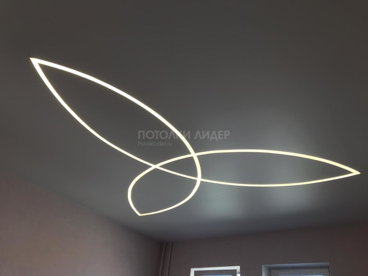 На фото натяжной потолок со световой линией изогнутой в 3 лепестка.