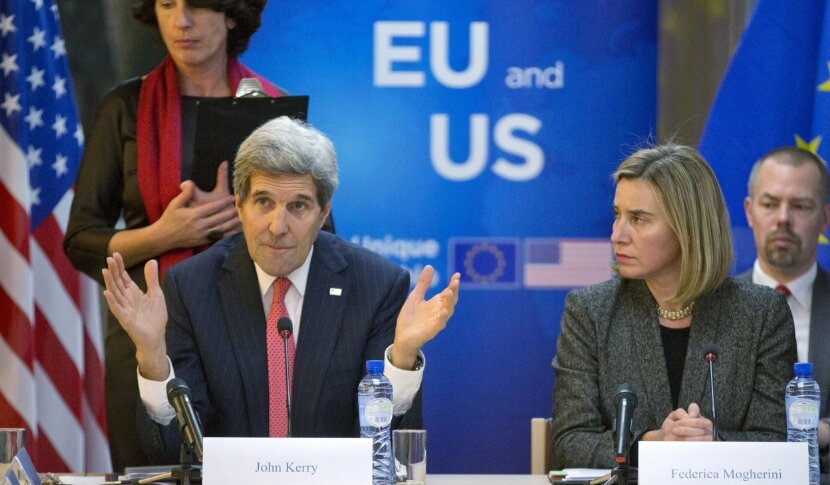 Госсекретарь США Джон Керри и глава внешнеполитического ведомства ЕС Федерика Могерини принимают участие в шестой энергетической встрече ЕС-США в Брюсселе, состоявшейся 3 декабря 2014 года. 