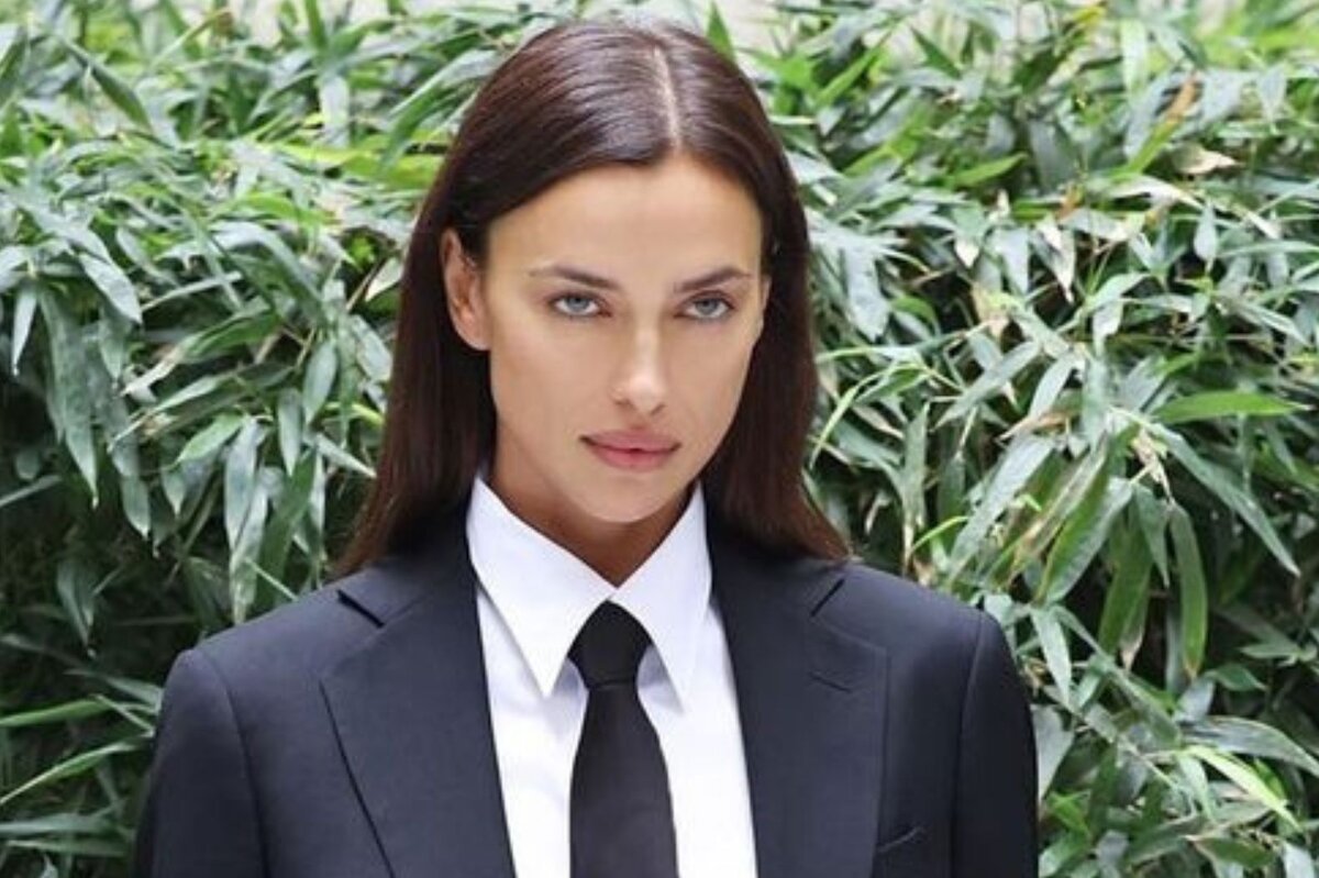     «Очень брутально. Красавица с характером»: Ирина Шейк в жакете и брюках на модном показе удивила публику