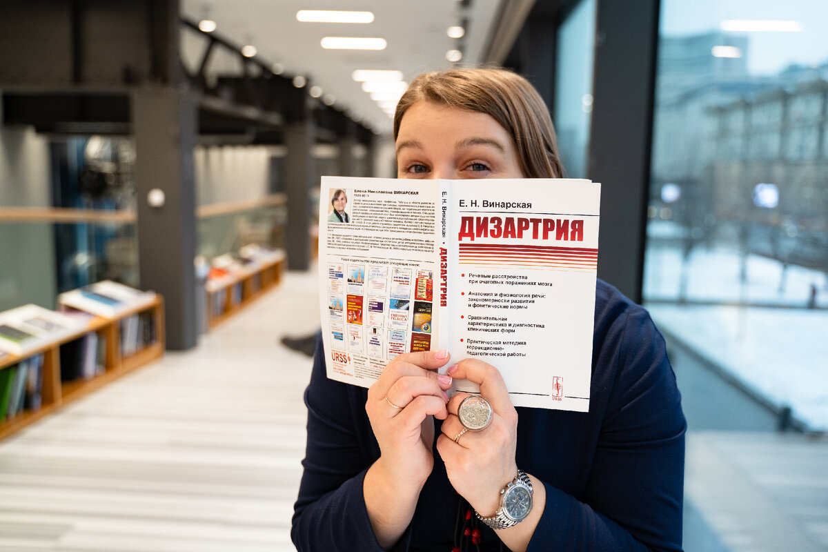 Всем привет! Меня зовут Елена Сокол и я логопед- практик. Я помогаю обычным мамам заниматься со своими детьми самостоятельно. Адепт семейного образования. 
