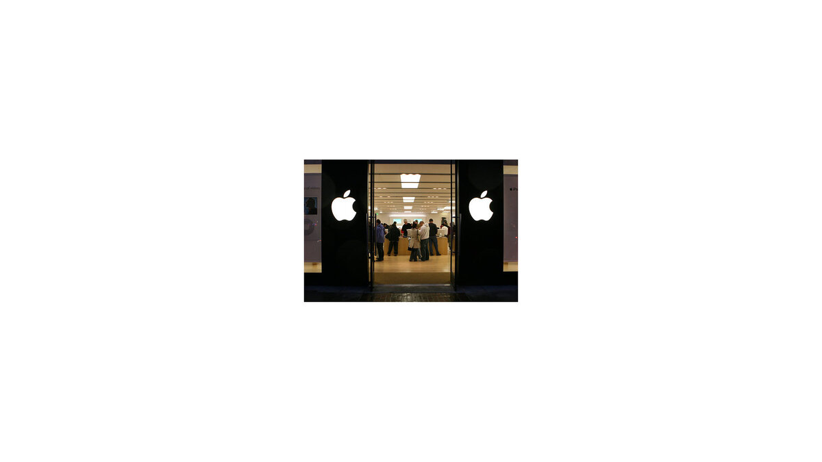    Российский онлайн-магазин приложений Apple App Store перевел цены на платные программы с долларов в рубли