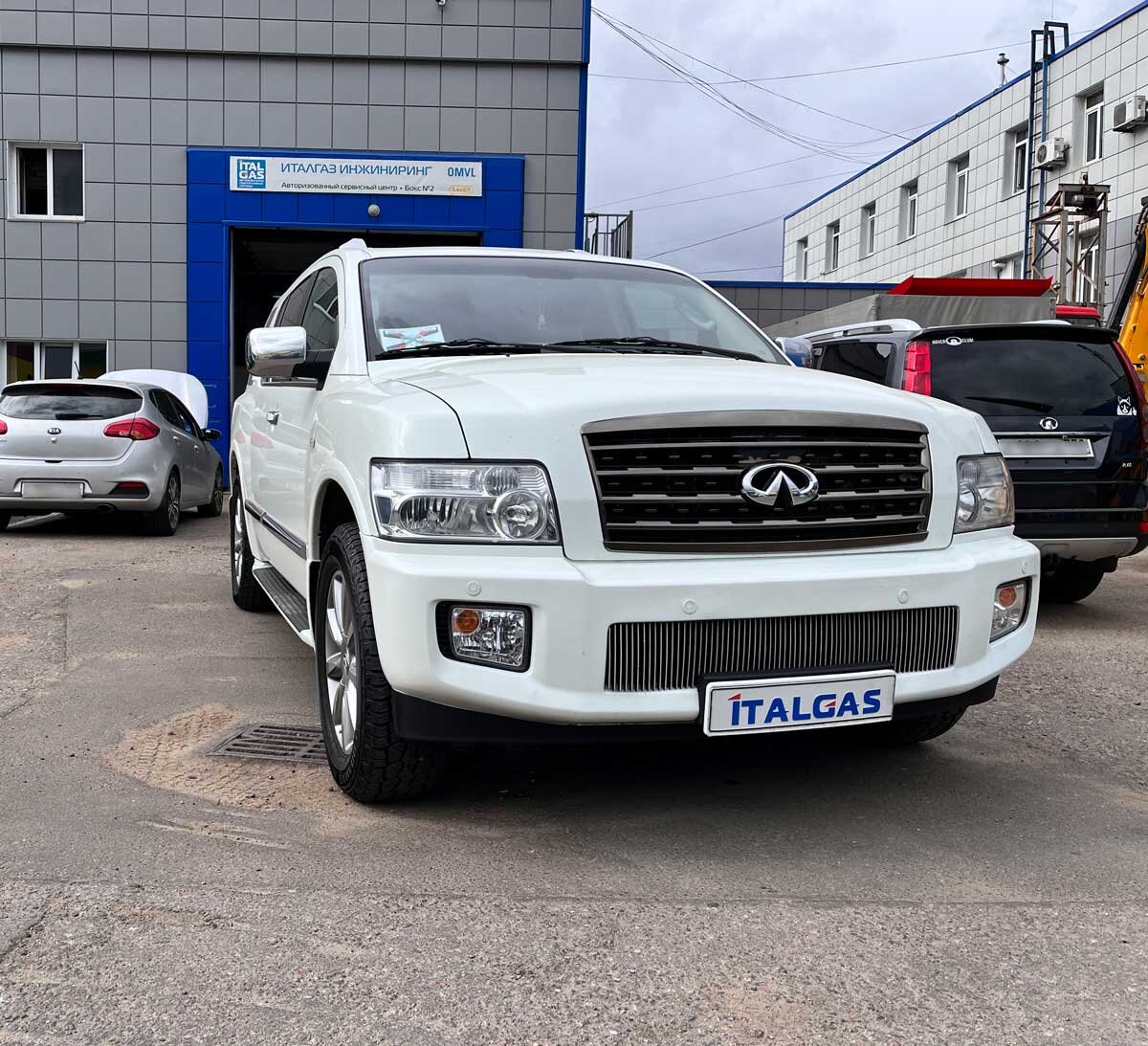 Автомобиль INFINITI QX56 в Италгаз Сервис (МО, г. Долгопрудный) после установки ГБО SAVER