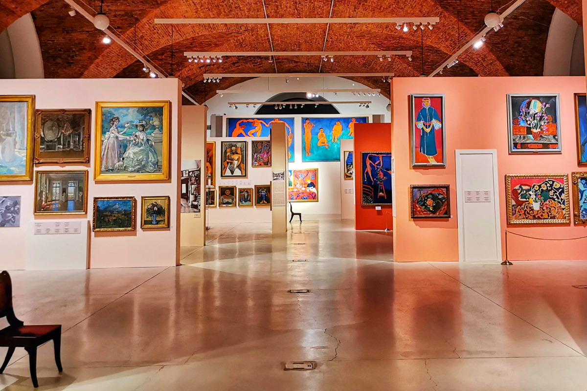 Экспозиция выставки "Рождение современного искусства: Выбор Сергея Щукина". Манеж Малого Эрмитажа. Фото июль 2022.