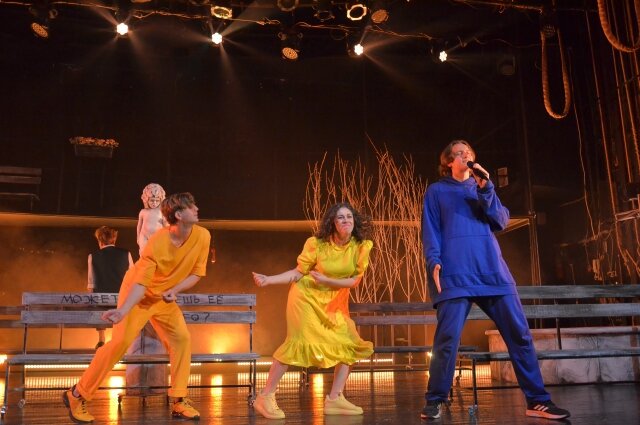    На сцене разворачивается целый калейдоскоп историй. Фото: Омский ТЮЗ