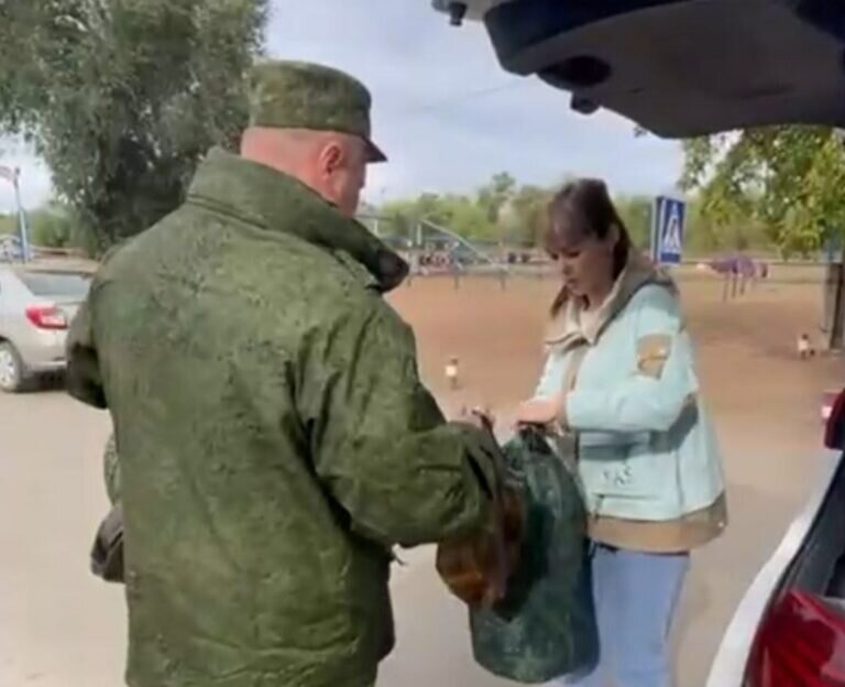    Глава Курманаевки Кристина Беляева навестила мобилизованных мужчин в учебной части Белов Михаил Александрович