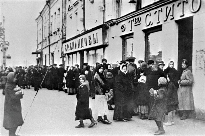 Петроград, февраль 1917. Очередь за хлебом. Фото с сайта https://pressa.tv/