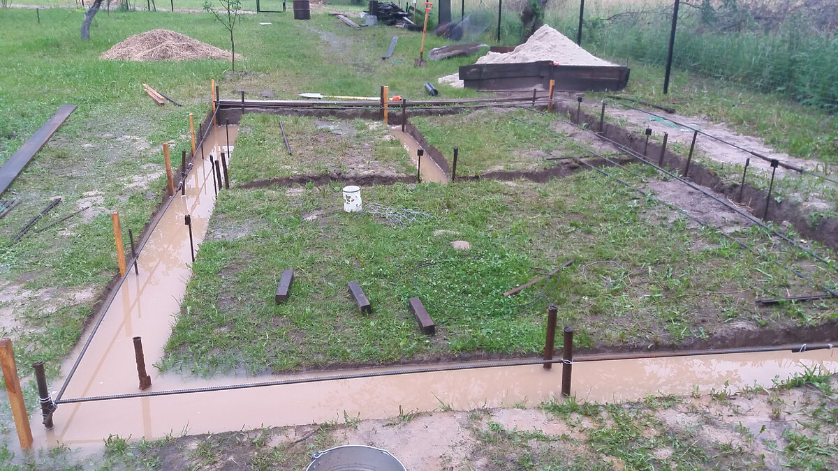 Дождливая погода как могла тормозила стройку...