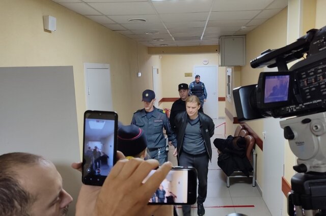    Вячеслава Вишневского конвоиры провели в зал суда. Фото:  АиФ