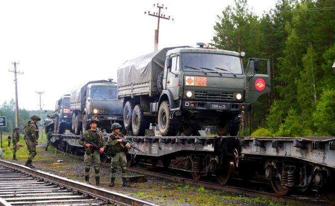 «Уралы», КамАЗы застряли и буксуют. Российской армии не хватает грузовиков. Почему наши заводы их не производят.
