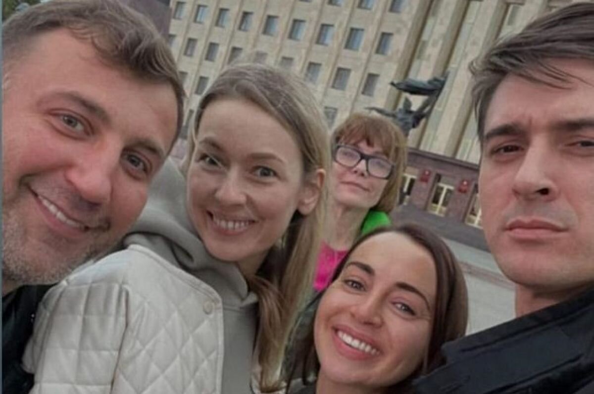    Актёры Станислав Бондаренко и Евгения Лоза станцевали в парке Ставрополя