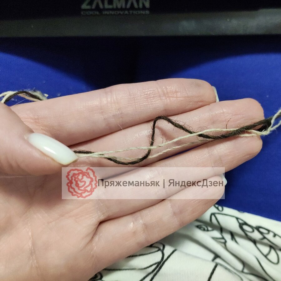 Петухов просто превращала в петли в следующем ряду. Палец потемнел не от овечки - от другой пряжи