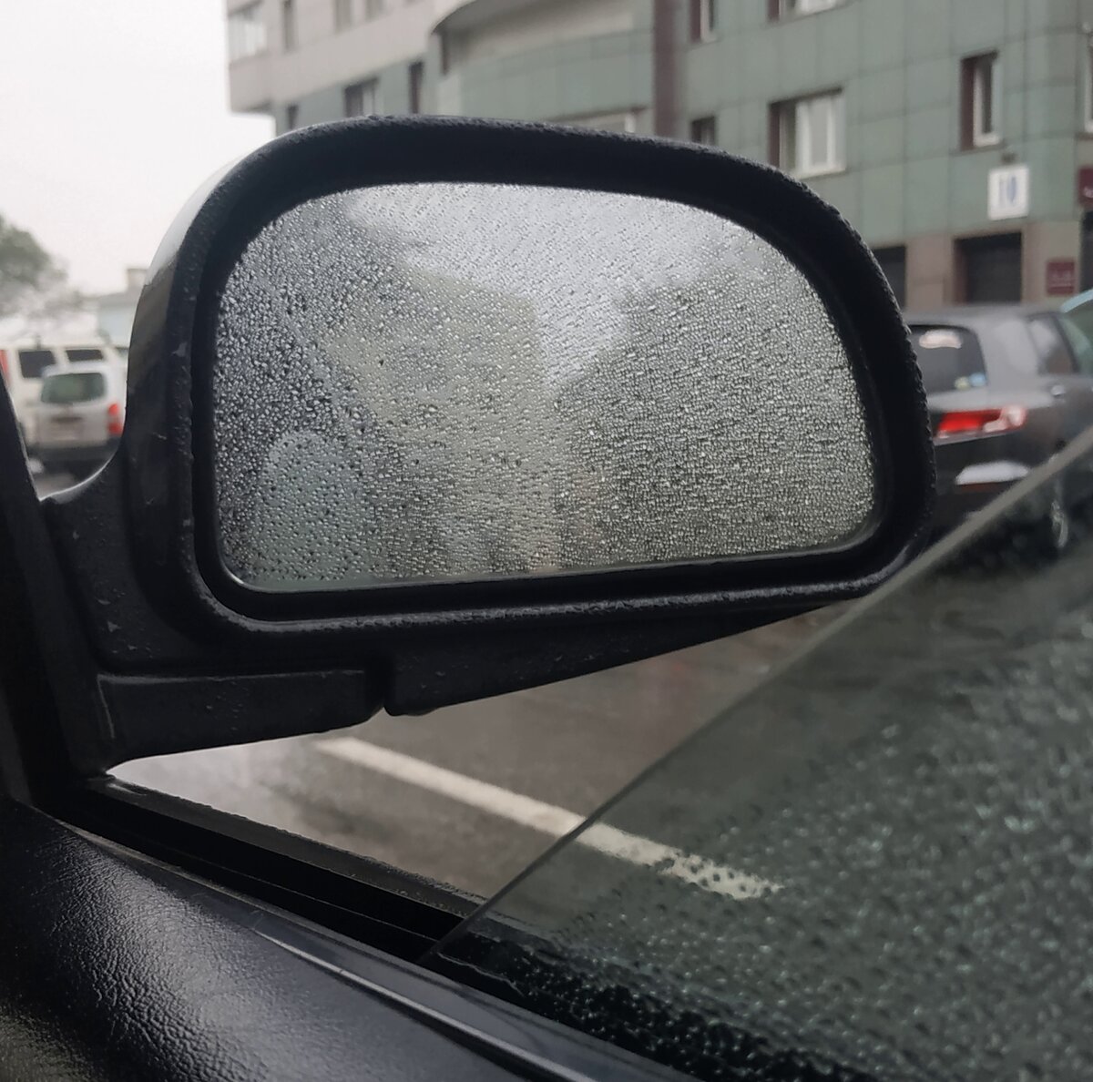 Это я в пробке открыла окно, чтобы боковое зеркало салфеткой протереть, а то совершенно ничего не видно!