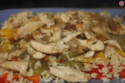 Рисовая запеканка с куриным филе или фаршем – это вкусное и питательное блюдо, которое очень просто приготовить. Можно сделать классическое блюдо с курицей и рисом или же добавить туда фасоль и кукурузу. Тогда у вас получится запеканка по-мексикански.