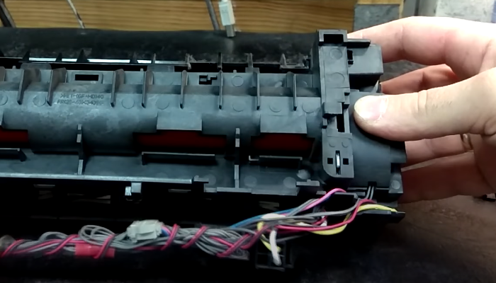 Фото 18. Выкручиваем винт, закрепляющий галогеновую лампу справа