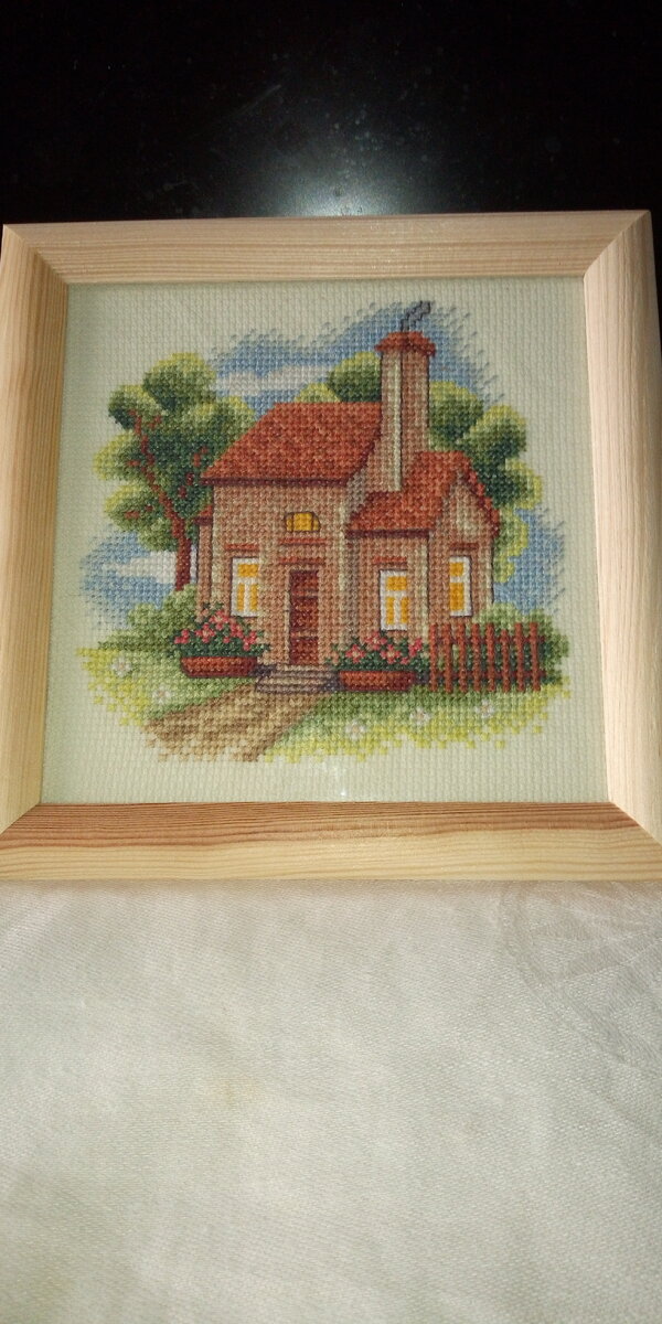 Домик вышился быстрее всего остального. Размер готовой вышивки соответствует размеру который и был указан в наборе 12,5/12,5см.