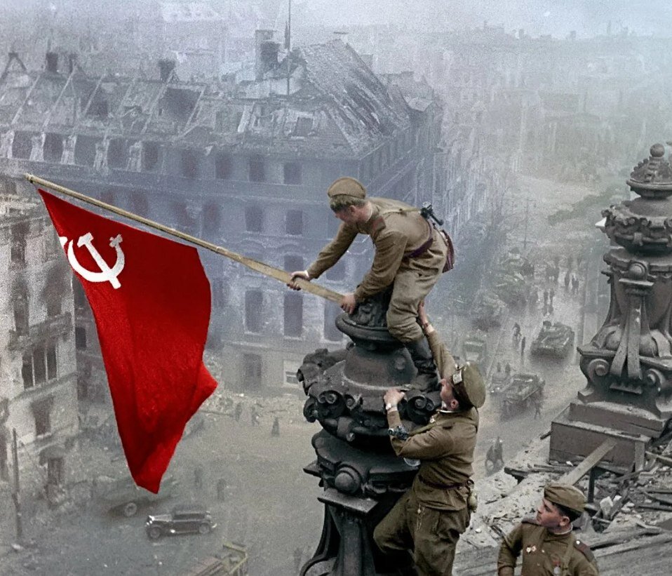 Кантария и егоров рейхстаг. Поднят флаг победы. Великая отечественная война взятие берлина. Рейхстаг 1945 знамя победы. Штурмовой флаг 150-й ордена кутузова.