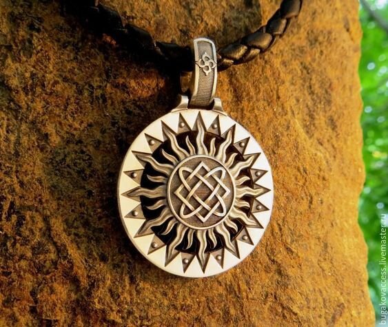 Источник: Ярмарка мастеров. Двусторонний оберег Одолень Трава и Звезда Лады из серебра 925
