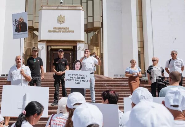 Протестующие перед зданием администрации президента Молдавии в Кишиневе. © Sputnik