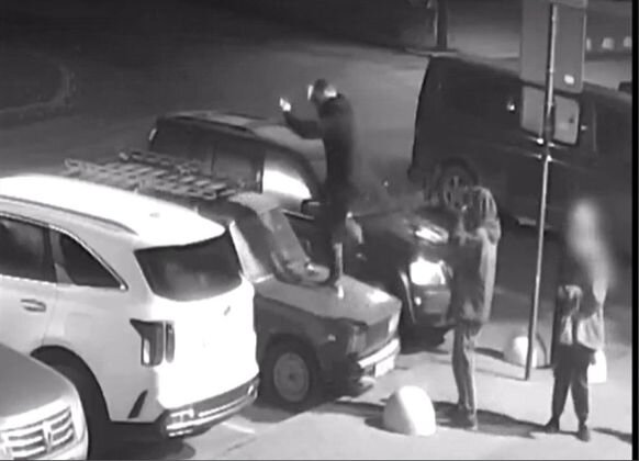    Подростки в Ярославле прыгают на автомобилях Ярославль LIVE