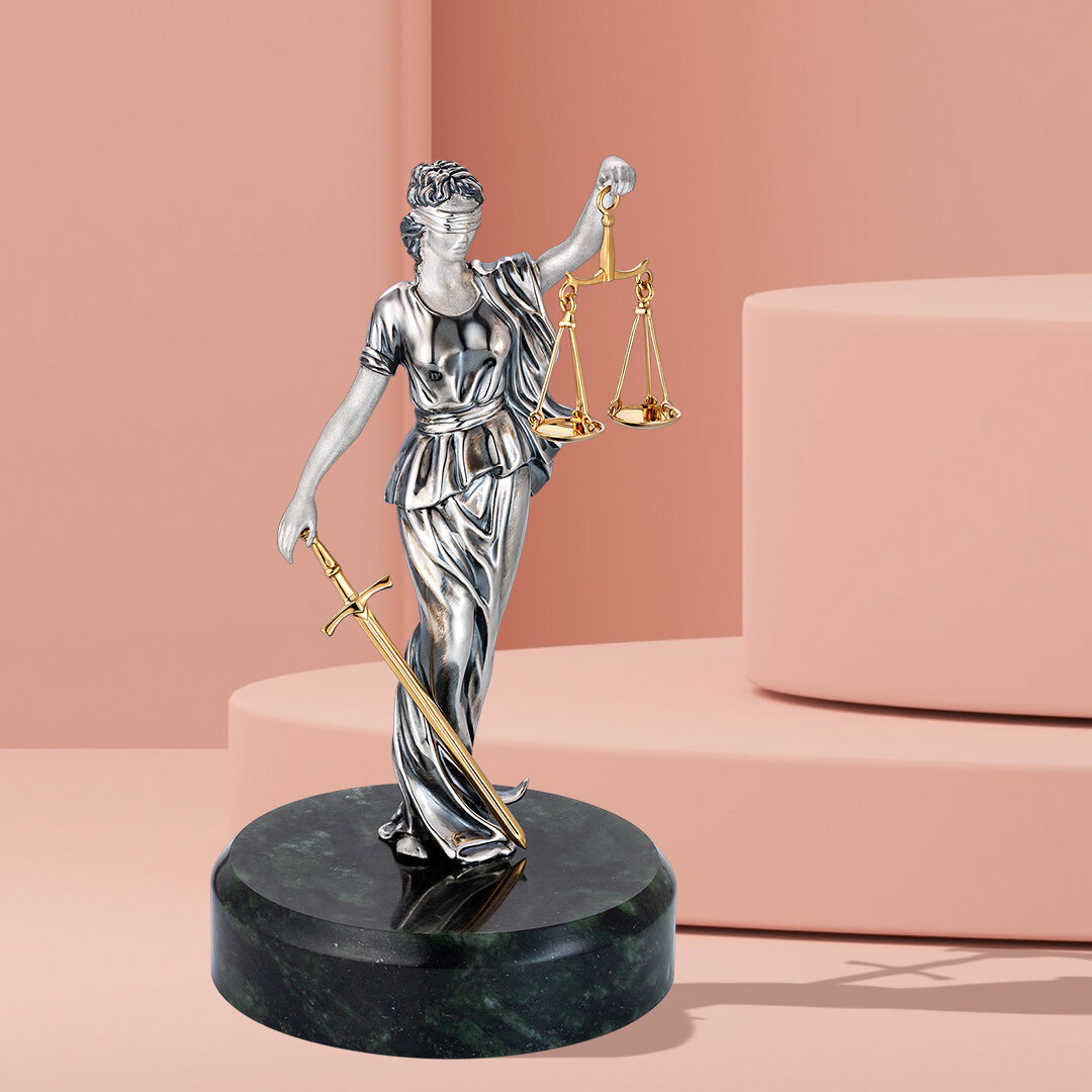 Серебряная миниатюра "Фемида", серебро 925 пробы, золочение, яшма, цена по запросу