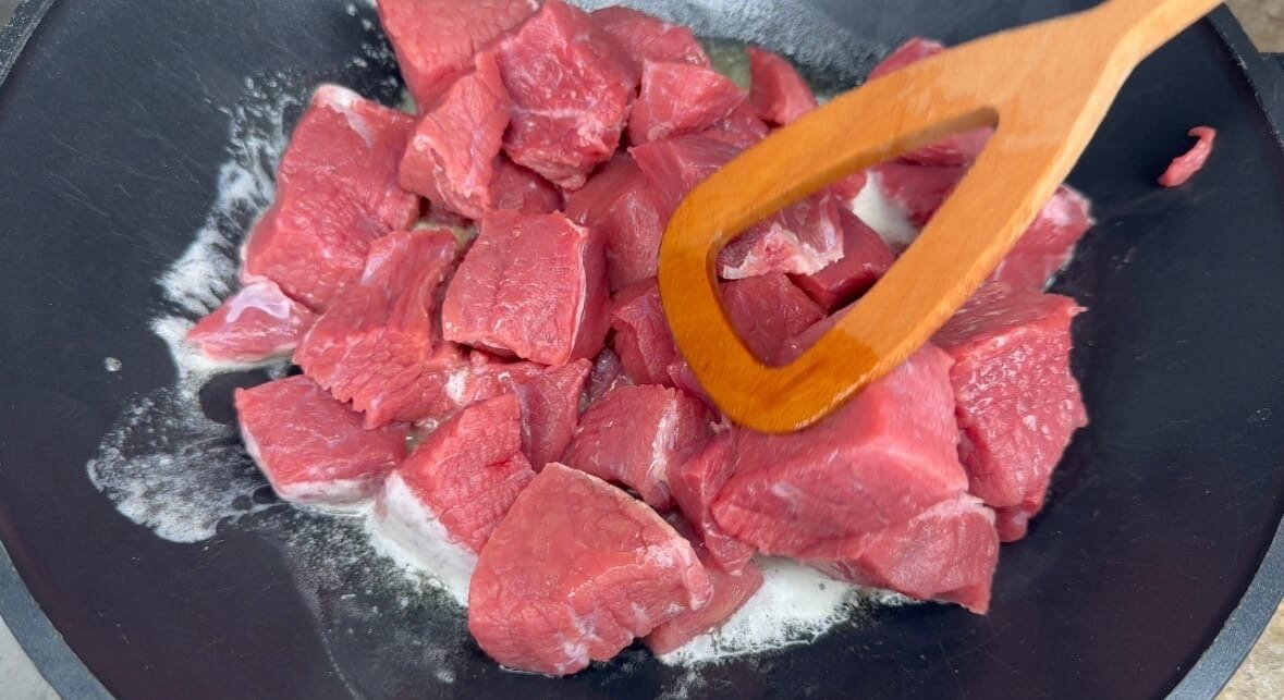При тушении мясо теряет. Мясо тает во рту что добавить при тушении.
