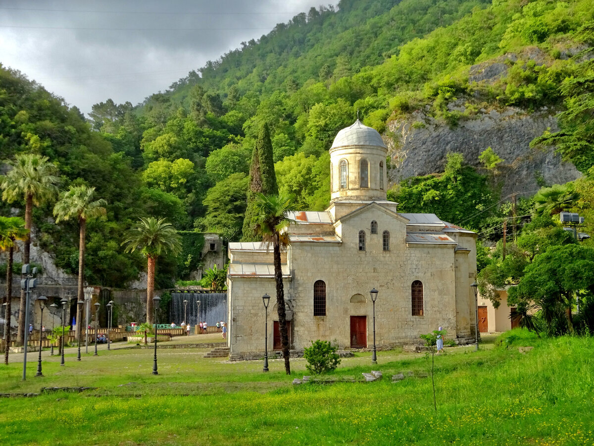 Самый древний из монастырских храмов — храм апостола Симона Кананита