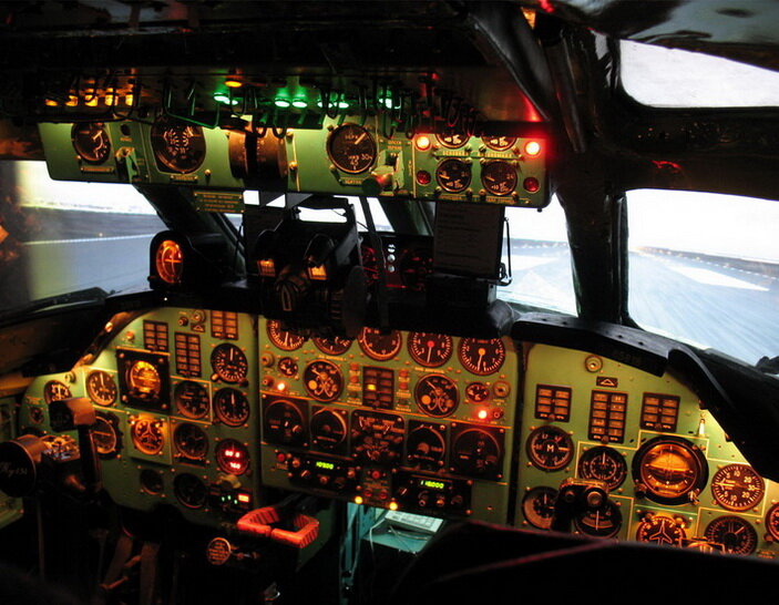 Кабина тренажера Ту-134А