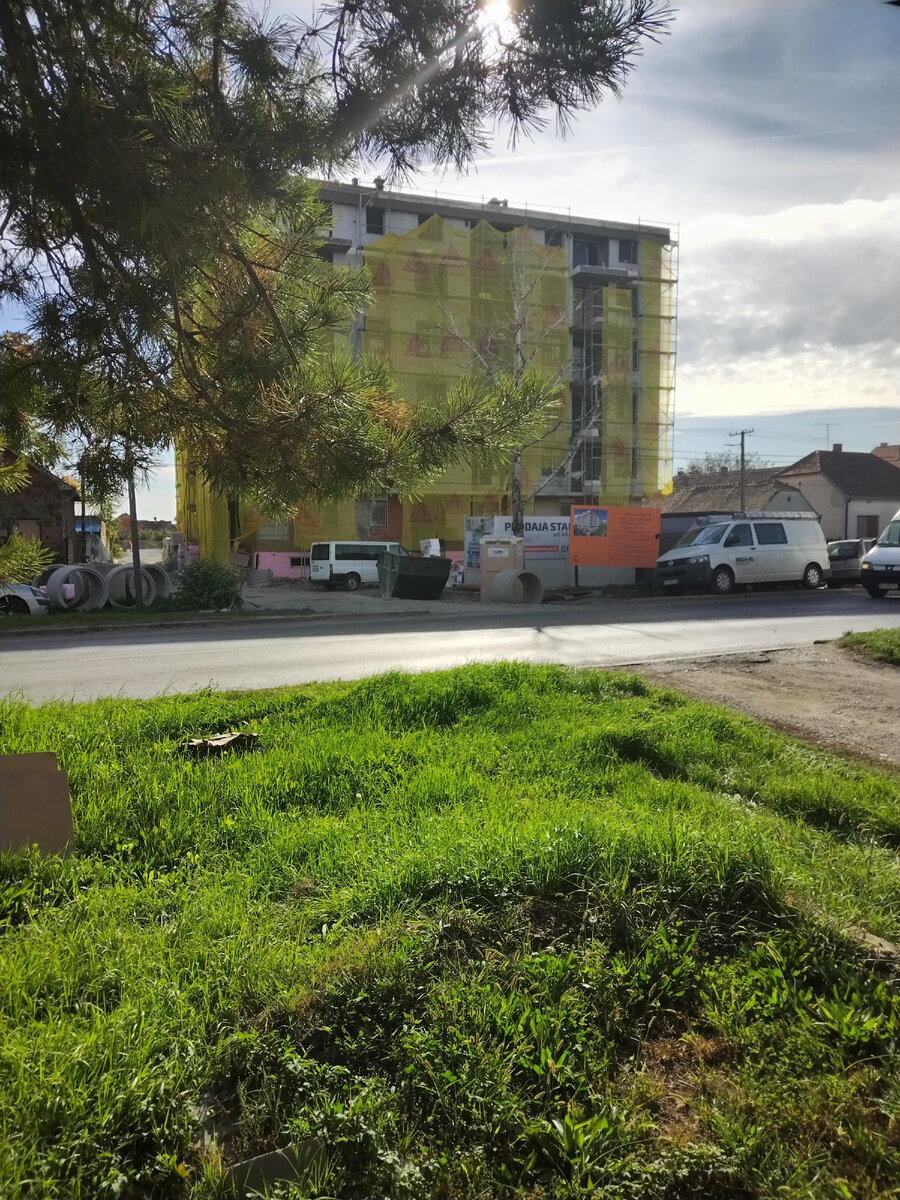 Занимаются внешней и внутренней отделкой, 2-3 квартиры не проданы.