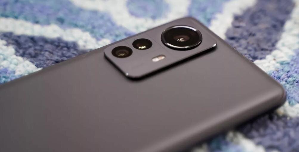  Блок с основными камерами выступает более чем на миллиметр. Фото: androidauthority.com