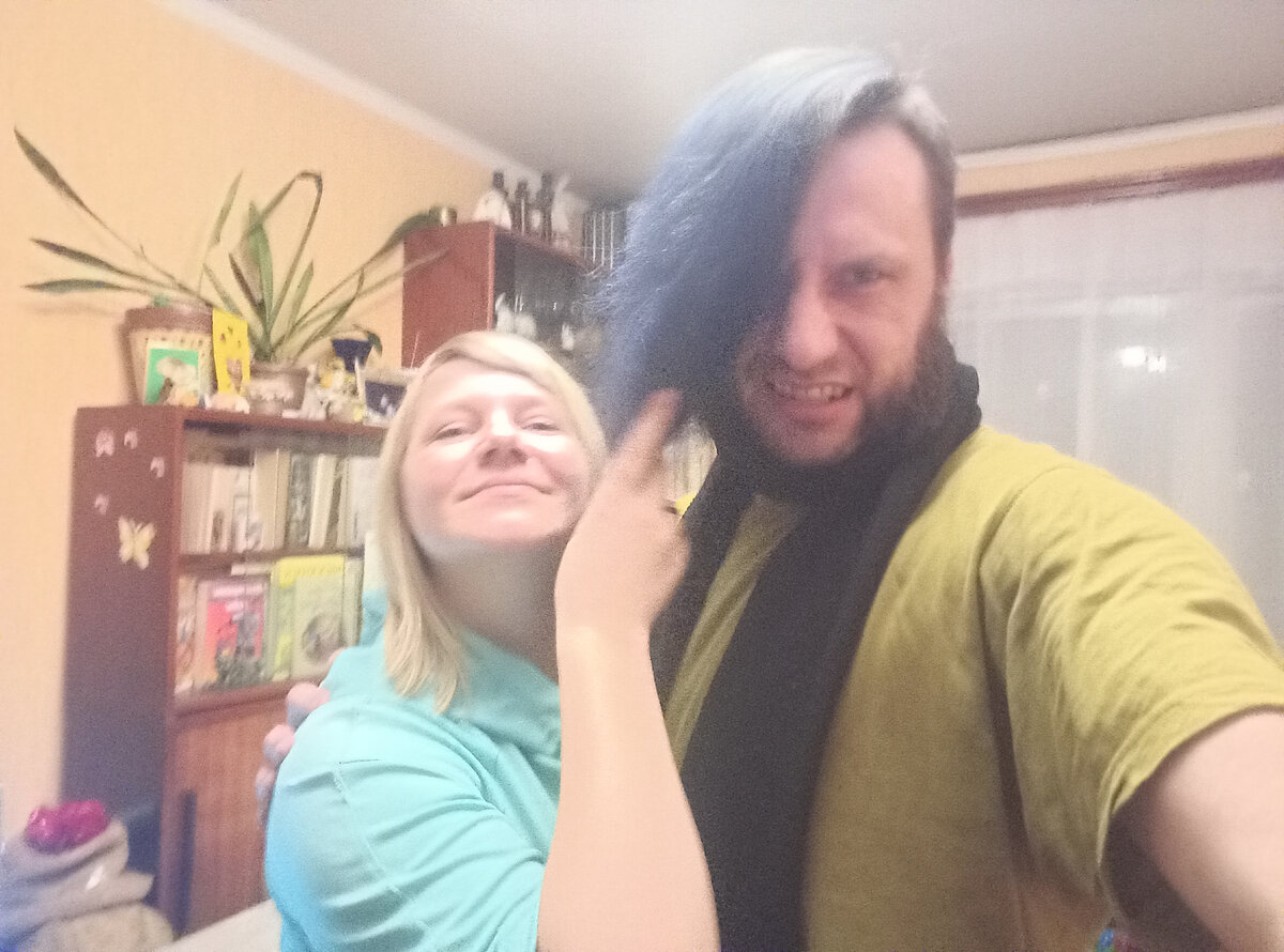 Корчу рожи с сестрёнкой