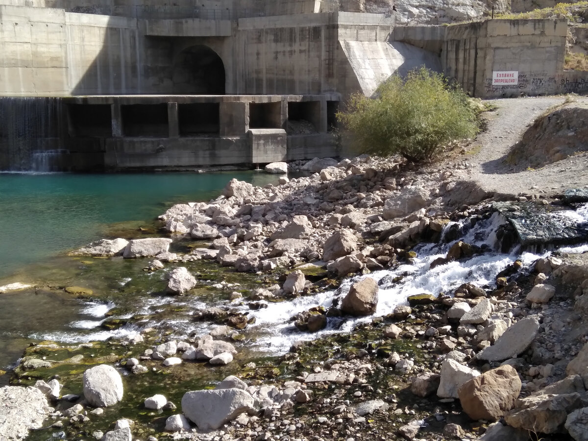 Сток родника в озеро водосбросного тоннеля