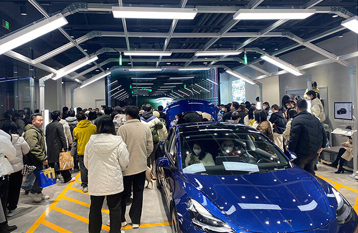    Акция протеста в автосалоне Tesla в Чэнду. Провинция Сычуань.Reuters