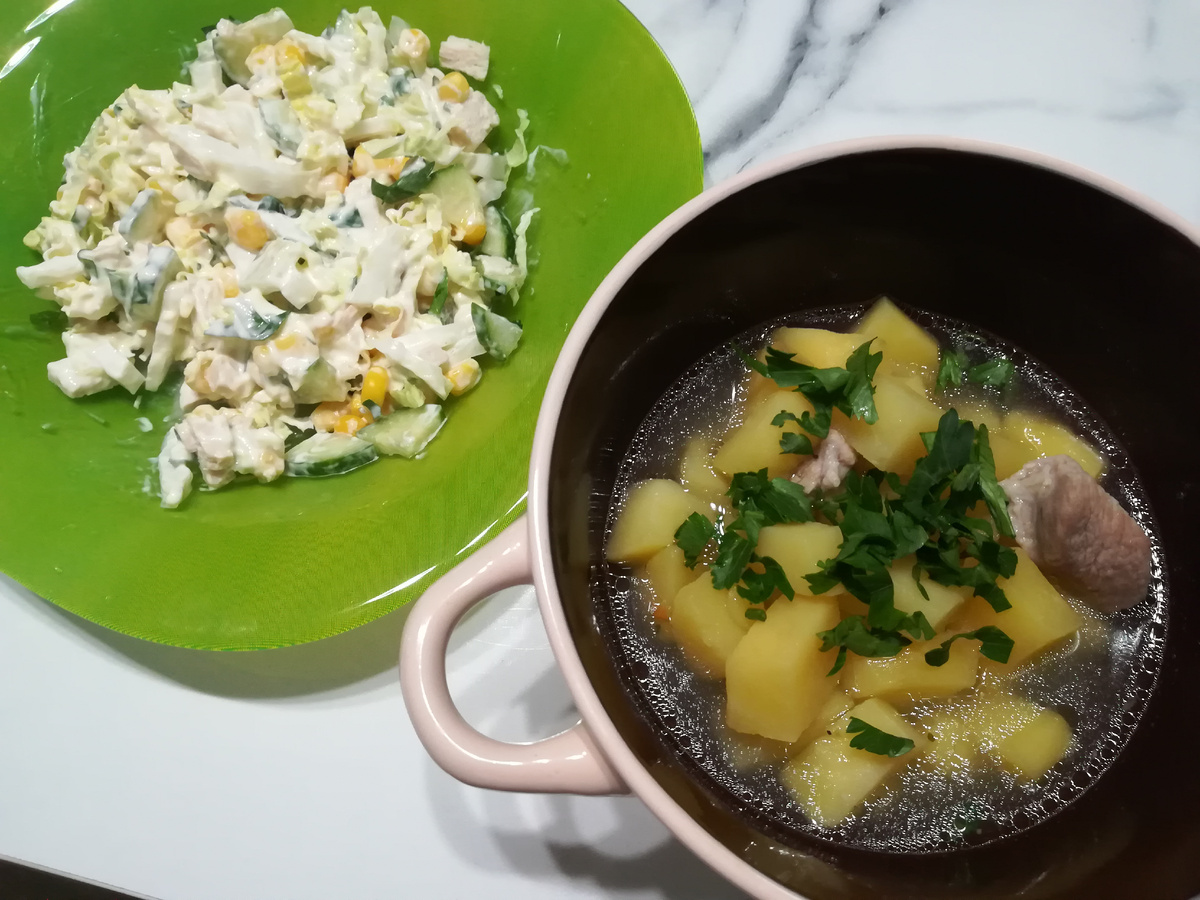 Тушёная картошка со свининой и салат из свежих овощей, курицы и кукурузы
