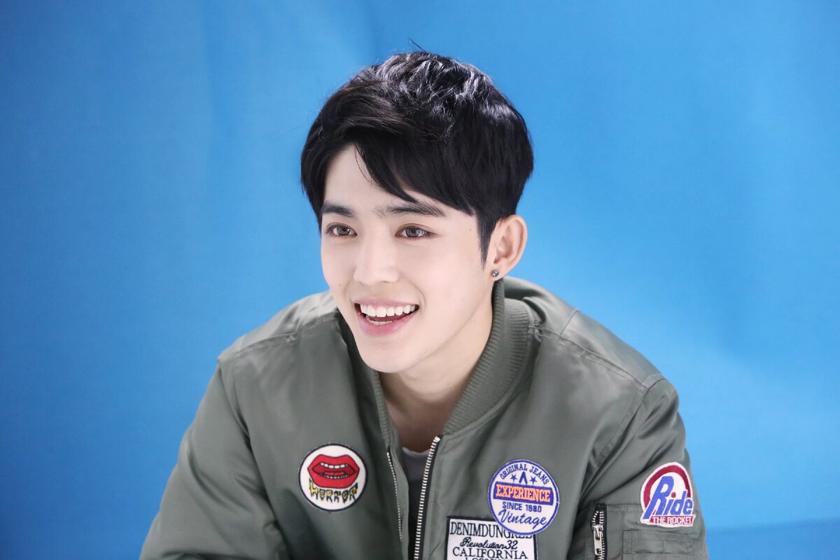 S.Coups (Чхве Сынчоль) - лидер группы и её хип-хоп юнита, главный рэпер. (27 лет)