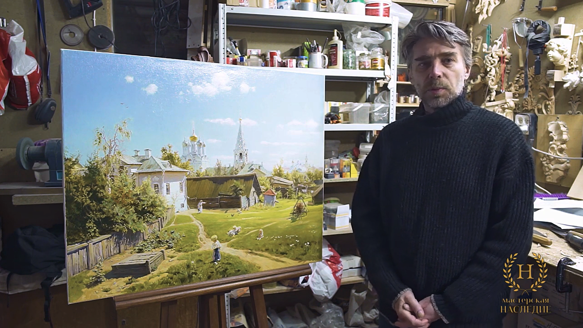 Художник мастерской работает над копией