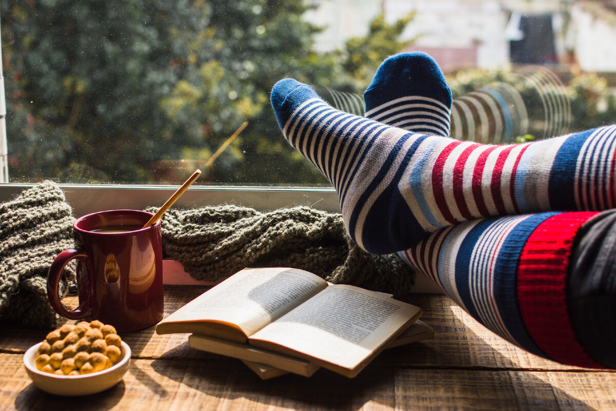 Изображение от <a href="https://ru.freepik.com/free-photo/legs-in-striped-socks-near-window_3124587.htm#query=%D0%9D%D0%BE%D1%81%D0%BA%D0%B8&position=13&from_view=search&track=sph">Freepik</a>